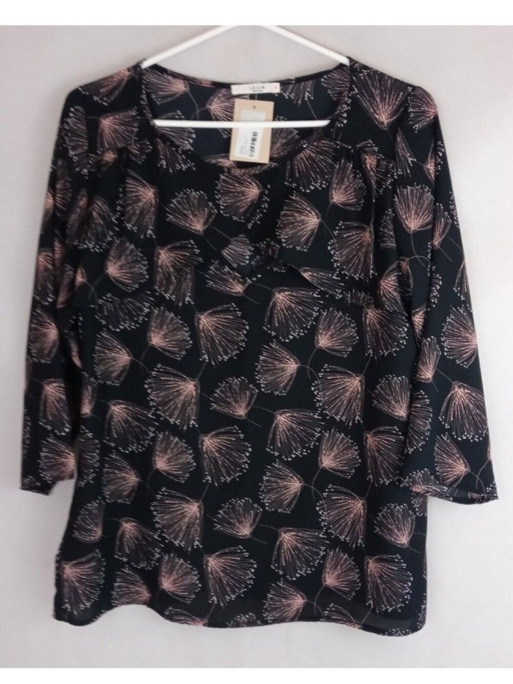NWT Le Lis Sheer Floral Blouse With Peek-A-Boo Neck Size Medium